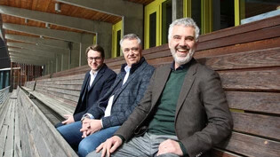 Landammann Philipp Wilhelm, Reto Branschi (CEO/Direktor der Destination Davos Klosters) und Stephen Neff (CEO der Stiftung «myclimate»), gehören zum Steuerungskomitee (v.l.).  