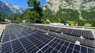 Anlage im Beteiligungsprinzip: Eine Solargemeinschaft wurde auf dem Dach der Zweiggartenturnhalle in Netstal gebaut.