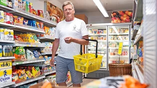 Geht mit gutem Beispiel voran: Andres Nett, Präsident der Konsumgenossenschaft Fanas, kauft 95 Prozent der Lebensmittel für seine Familie im Dorfladen ein.