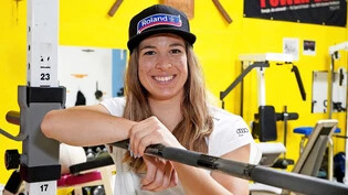 Nahe von zu Hause: Jasmine Flury posiert im Kraftraum des Ski Clubs Davos, wo sie im Sommer oft trainiert.