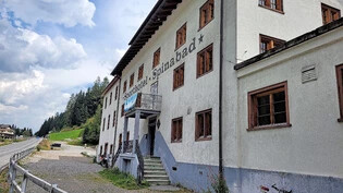 Steht vor dem Abriss: Auf dem Areal des als Gruppenunterkunft betriebenen Sporthotels «Spinabad» in Davos Glaris soll ein Ferienresort mit rund 450 Betten entstehen.