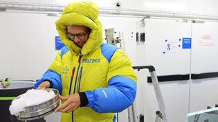 Gut verpackt: Bei minus 20 Grad trägt Jakob Schöttner im Kältelabor einen Schutzanzug.