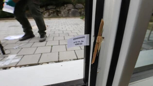 Gewaltsam Zutritt verschafft: Die Kantonspolizei Glarus bittet um Hinweise zum Einbruch in Näfels.
