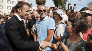 Händeschütteln in Ajaccio: Emmanuel Macron kündigt als erster französischer Staatspräsident eine Autonomieregelung für Korsika an.