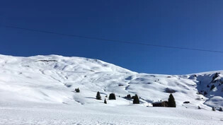 Tourenziel und Snowkite-Gelände: Der Cunggel vom Skihaus Hochwang aus gesehen, rechts im Bild ein Teil der Moorlandschaft am Faninpass. 