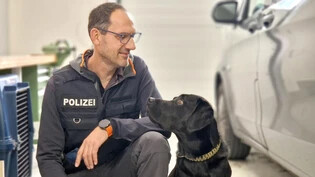 Sind ein gutes Team: Kriminalpolizist Urs Feuz vertraut seinem Drogenhund Flake blindlings.