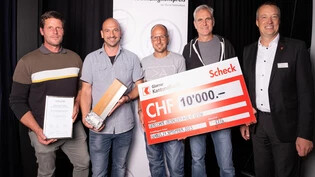 Glückliche Gesichter: Kantonalbank-CEO Sven Wiederkehr (rechts) übergibt Preis und Preisgeld an die Vertreter der Genossame Obstalden.