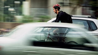 Vorsorge ist besser: Mit einem Helm sind Velofahrerinnen und Velofahrer stets auf der sicheren Seite.