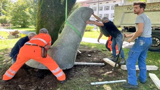 Mitarbeiter der Gemeinde helfen am Freitagnachmittag, den Daumen der Skulptur «The Caring Hand» zu verankern. 