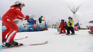 Nur noch für die Kinderpisten: Trotz Schneemangel können die Sportbahnen Elm immerhin Familien und Skischulen im Ämpächli noch Möglichkeiten zum Üben anbieten.