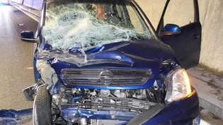 Im Kerenzerbergtunnel: Das Auto des Mannes erlitt beim Unfall Totalschaden, er selber kam mit leichten Verletzungen davon.