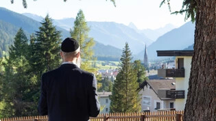 Zur Erholung in den Bergen: Ein orthodoxer jüdischer Gast während seiner Ferien in Davos. 