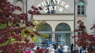 Begrüssung im Freien: Das Theater Chur begrüsst seine Gäste zur Spielzeiteröffnung traditionell vor dem Gebäude. 