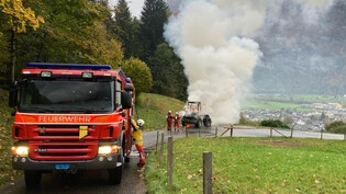Rasch gelöscht: Die Feuerwehr bringt den Brand der Baumaschine in Mollis unter Kontrolle.