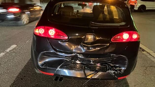 Auffahrunfall: Ein 38-jähriger Lenker stösst mit seinem Auto ins Heck eines Wagens vor ihm.