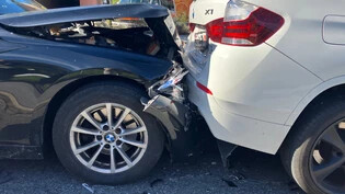 Vier Autos beschädigt: Eine Autofahrerin bemerkt zu spät, dass sie bremsen müsste, und löst in Glarus eine Kettenreaktion aus. 