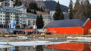 Kritik an Gestaltung: So präsentierte sich das Davoser Seehofseeli-Areal mit der als Nordpolstation konzipierten Partylocation «Secret Mountain» im vergangenen Frühjahr.