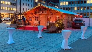 Winterliches Chalet mitten in Chur: Auf dem Theaterplatz findet auch dieses Jahr die «Alphütta» ihren Platz.