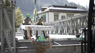Wehrleute beim Bau in Schwanden: Die Notbrücke ermöglicht den Zugang ins vom Hangrutsch Ende August betroffene Gebiet.