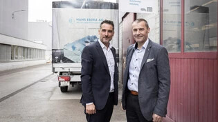 Neue Aussenstelle auf dem Firmengelände in Näfels: Als Kunde und Lieferant arbeiten Renzo Davatz (links) von der Netstal Maschinen AG und Andreas Zweifel von der Hans Eberle AG aus Ennnenda eng zusammen.