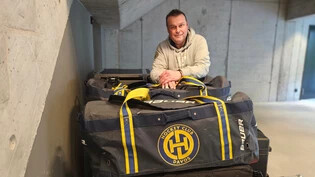 Hinter einem Berg von Kisten und Taschen: HCD-Materialchef Stefan Steiner packt am Dienstag schon einiges für die Reise in die Westschweiz. 