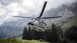 Ab Mittwoch im Einsatz: Mit dem Super Puma der Schweizer Armee wird Material von Linthal nach Braunwald geflogen, wo ein Stall umgebaut wird.