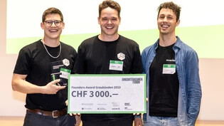 Die strahlenden Gewinner des Founders-Award 2023: Hans Kessler, Laurin Schwitter und Sylvain Fricker (von links) von der QE GmbH in Landquart.
