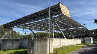 Solarpreis erhalten: Die DHP-Solarfaltdachanlage im deutschen Neuwied (Rheinland-Pfalz) überspannt die Klärbecken der örtlichen Kläranlage auf einer Fläche von 1600 Quadratmetern. Der erzeugte Strom wird komplett für den Eigenbedarf genutzt. 
