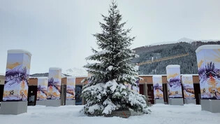Investition in die Attraktivität: Der Arkadenplatz im Davoser Ortszentrum wurde von einer tristen Autoabstellfläche in eine Begegnungszone zurückverwandelt.