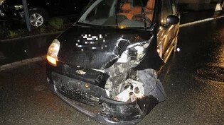 Hoher Sachschaden: Beim Unfall in Näfels wird eine Frau verletzt und an beiden beteiligten Autos entsteht erheblicher Schaden.