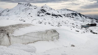 Es braucht das Weiss von oben: Schnee bietet einen vollständigen Schutz für das Eis des Vorabgletschers, hier auf einer Aufnahme vom 22. Oktober 2020. 