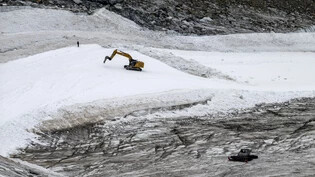 Umstritten: Ein einsamer Bagger bearbeitet die Gletscher-Weltcuppiste in Zermatt. 