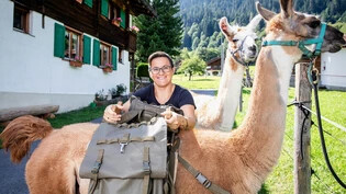 Ein Herz für Lamas: Larissa Jegen aus Serneus betreibt mit ihrem Mann Rico einen nachhaltigen Hof mit Lamas. Bei der Sendung «SRF bi de Lüt – Landfrauenküche» soll es aber nicht um die Tiere, sondern um ihre Kochkünste gehen. 