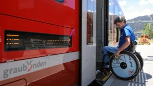 Jeden Bahnhof der Rhätischen Bahn autonom nutzen: Der Mann steigt an einem umgebauten Bahnhof ohne Hilfe in den Zug ein. 