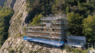 Im Oktober eingerüstet: An der Katzenburg oberhalb von Haldenstein werden bis Ende 2024 Sicherungs- und Konservierungsarbeiten durchgeführt.