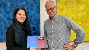 Siegerin: Glarus-Nord-Gemeindepräsident Thomas Kistler übergibt Arlena Frey den Hauptpreis des Cyclomania-Wetbewerbs.  
