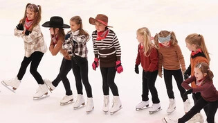 Mit Freude bei der Sache: Die jungen Eiskunstläuferinnen geniessen ihren Jubiläumsauftritt. 