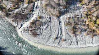 Sichtbare Folgen: EIn aktuelles Luftbild zeigt die Murgangablagerungen, die der Schlueinerbach beim Hochwasserereignis vom 26. August dieses Jahres bei der Einmündung in den Vorderrhein verursacht hat.