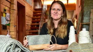 Mehr Wert für die Schafwolle und das Frauenhandwerk: Die Tenner Weberin Silvie Schaufelberger hat das Projekt Tenna Tweed gemeinsam mit Schafhalter Simon Buchli initiiert.
