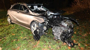 Der Motor hängt nur noch lose am Auto: Ein 37-Jähriger überschlägt sich am Sonntagabend mit seinem Fahrzeug und landet in der Wiese. 