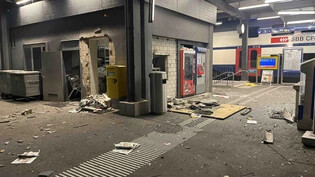 Automat aus dem Gebäude gerissen: Das Gebäude am Bahnhof Ziegelbrücke wurde bei der Explosion beschädigt.