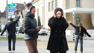 Mit Smartphone und Kopfhörern durch die Stadt: Martina Mutzner (rechts) und Nanuschka Boleki vom Theater Chur probieren die App «The Walks» aus.