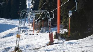 Wintersaison rückt näher: In Graubünden kann mancherorts bereits Ski gefahren werden. Noch etwas dauern dürfte es, bis dieser Lift auf Brambrüesch in Betrieb ist. 