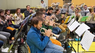 Bald gilt es ernst: In der Turnhalle in Cazis probt die Brass Band Cazis für ihre Auftritte an der Brass Premiere und am Schweizerischen Brassband-Wettbewerb. 