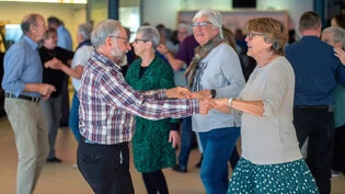 Disco 60+: Die Seniorinnen und Senioren tanzen freudig über das Parkett. 