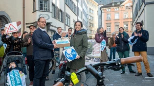 Nun wird bald darüber debattiert: Am 7. November des Vorjahres ist in Chur die Stadtklima-Initiative eingereicht worden. Im Bild Giulia Casale, die Stadtschreiber Marco Michel die Unterschriftenbox übergibt.