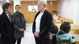 Besuch vor Ort: Regierungsrätin Marianne Lienhard (von links) und Audrey Hauri, Leiterin Hauptabteilung Soziales, lassen sich von Martin Heeb über den Betrieb des Bundesasylzentrums in Glarus informieren.