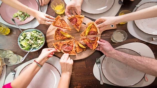 Weniger Hefe, längere Gehzeit: Schon mit einem kleinen Trick kann man dafür sorgen, dass die Pizza weniger schwer im Magen liegt. 