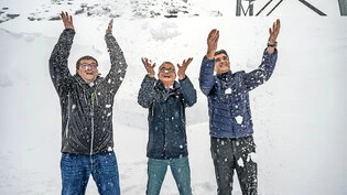 Freuen sich über den Schnee: Martin Hug, Bergbahnen Graubünden, Franz-Sepp Caluori, Präsident Gastro Graubünden, und Regierungsrat Marcus Caduff (von links).