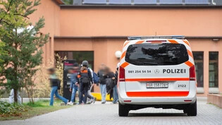 Sofort vor Ort: Im Falle eines Alarms wie am Donnerstag im Churer Schulhaus Giacometti friert die Polizei die Situation gewissermassen ein.